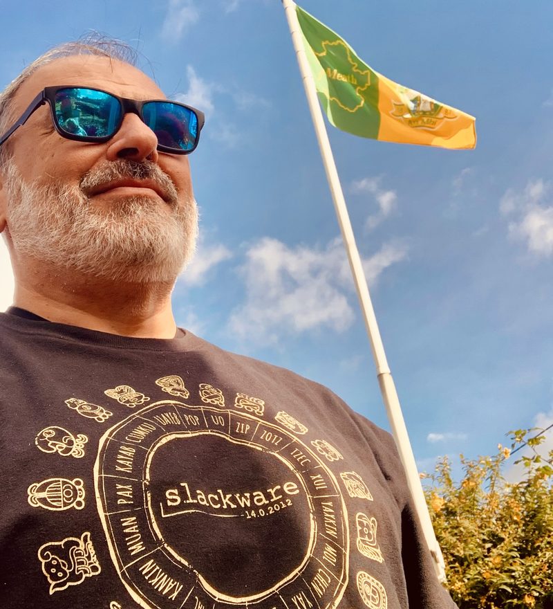 Arturo Bianchi, con la maglietta di Slackware 14.0