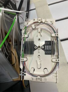 Cassetto ottico aperto con le giunzioni allineate nei portagiunti