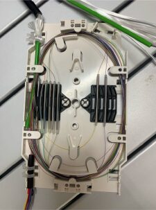 Cassetto ottico con le fibre avvolte lungo le guide