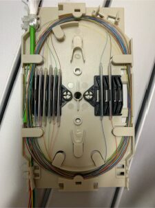 Cassetto ottico a lavoro finito, con le fibre in ordine